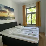 Chez Amis Arena Apartment